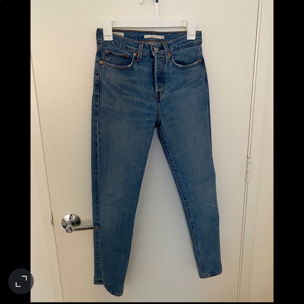 Levi’s wedgie straight medium wash jean 24
